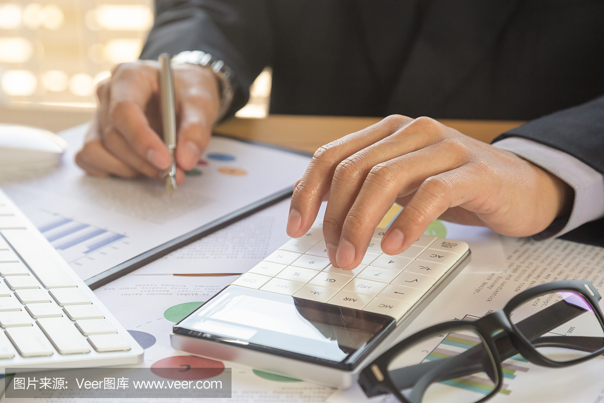 商人或會計工作計算器計算業務數據的概念。會計、投資顧問咨詢財務報告的情況,并在辦公室策劃營銷計劃。