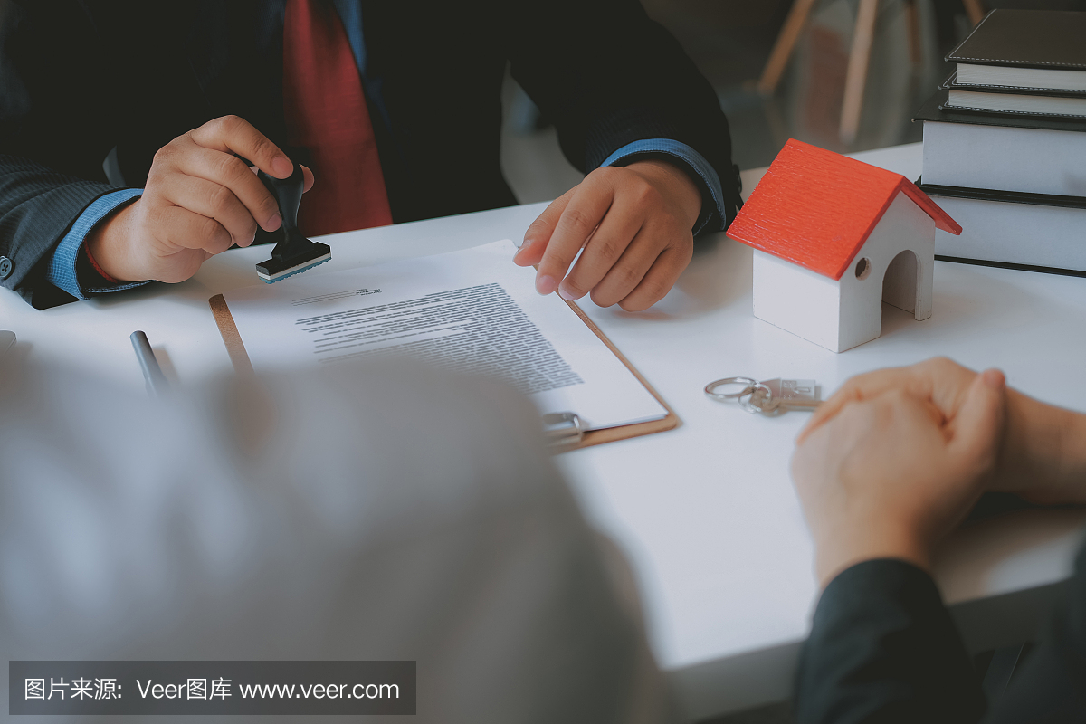 律師保險經紀人咨詢,為夫妻客戶購買租房提供法律建議。財務顧問與抵押投資合同。房地產經紀人出售房地產
